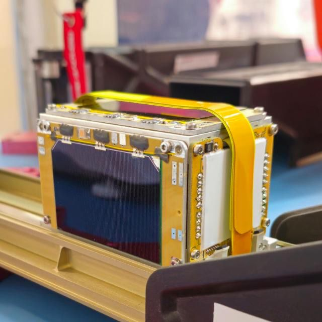 The active electrochromic radiator flight hardware